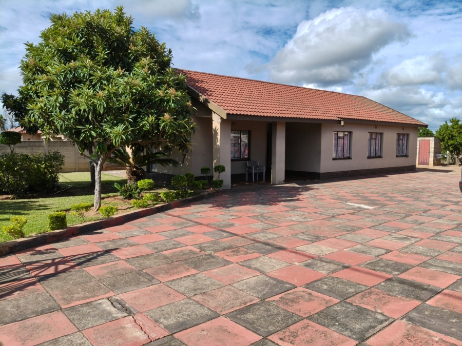 4 Bedroom Property for Sale in Monakato North West